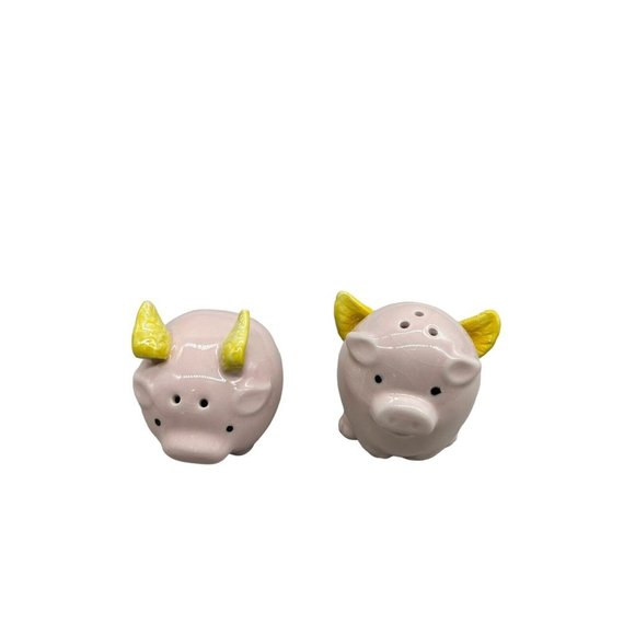 Anthropomorphic When Pigs Fly Round Salt and Pepper Shakers Set Boston Warehouse - Picture 5 of 8